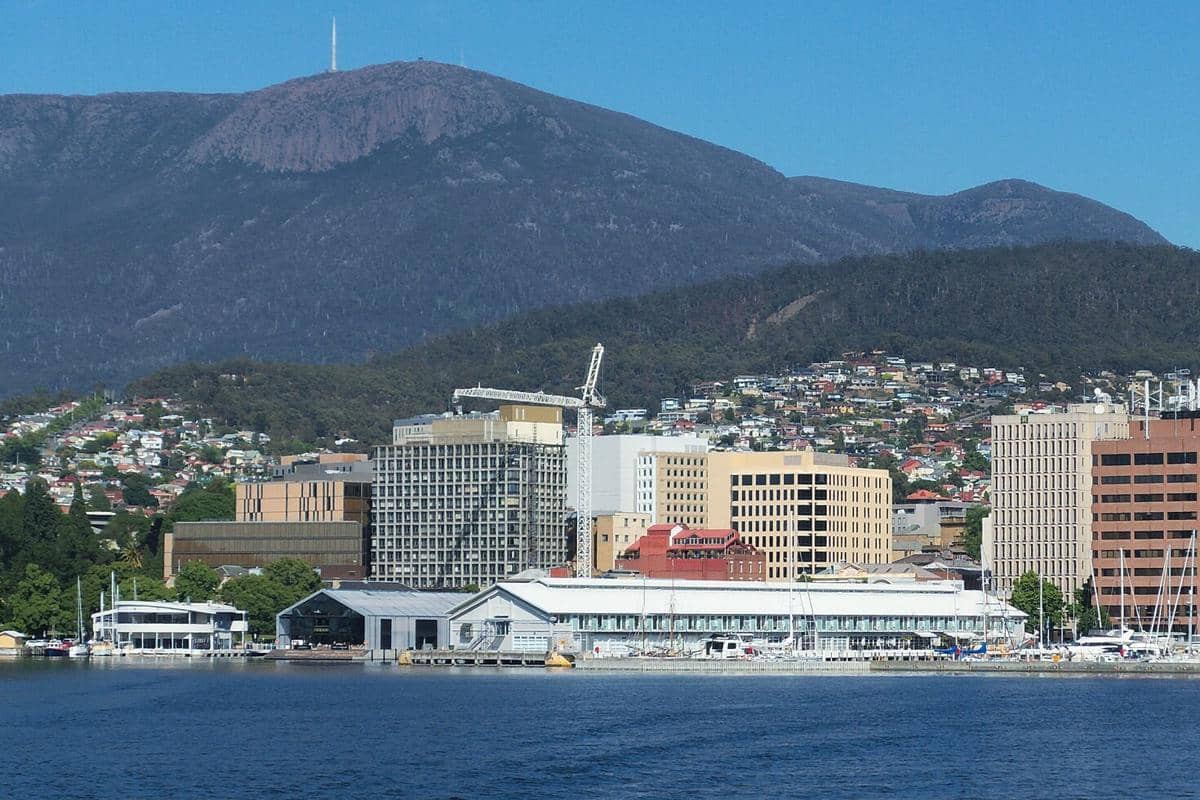 Gunung Wellington menjulang di Kota Hobart