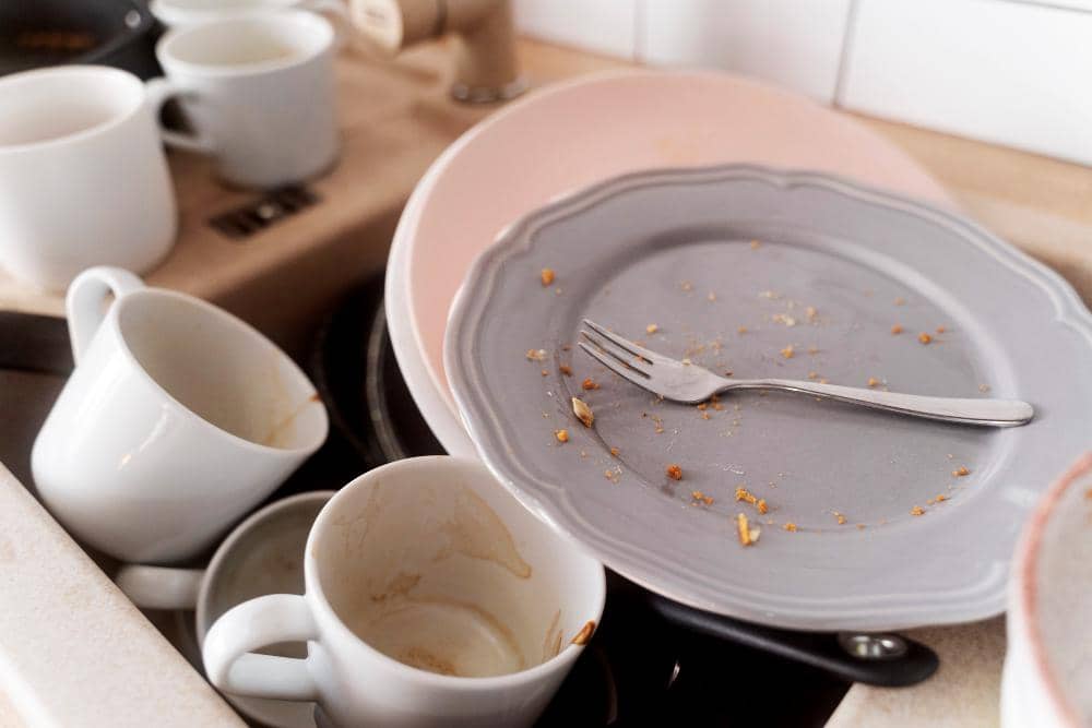 ilustrasi piring kotor