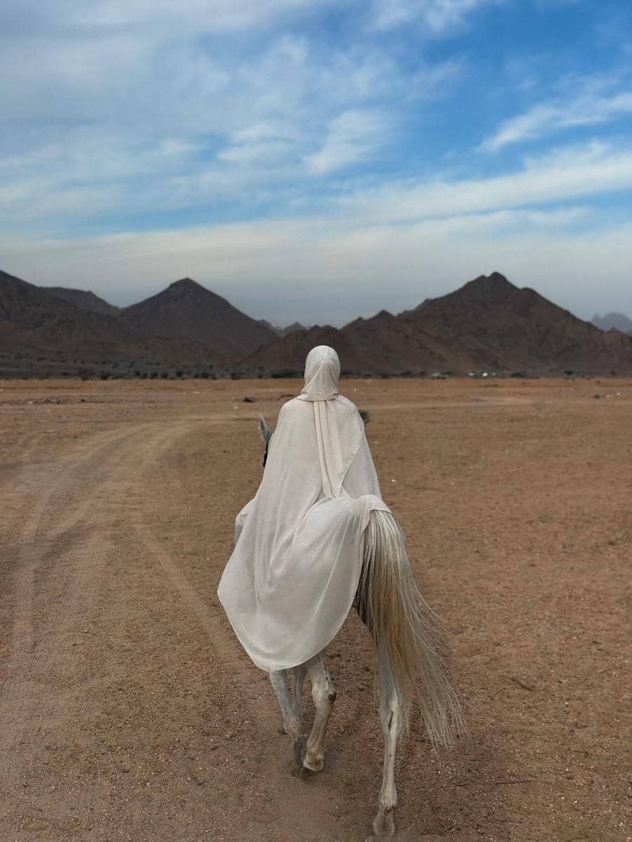 Dara Arafah dan Suami Berkuda di Madinah (instagram.com/daraarafah)