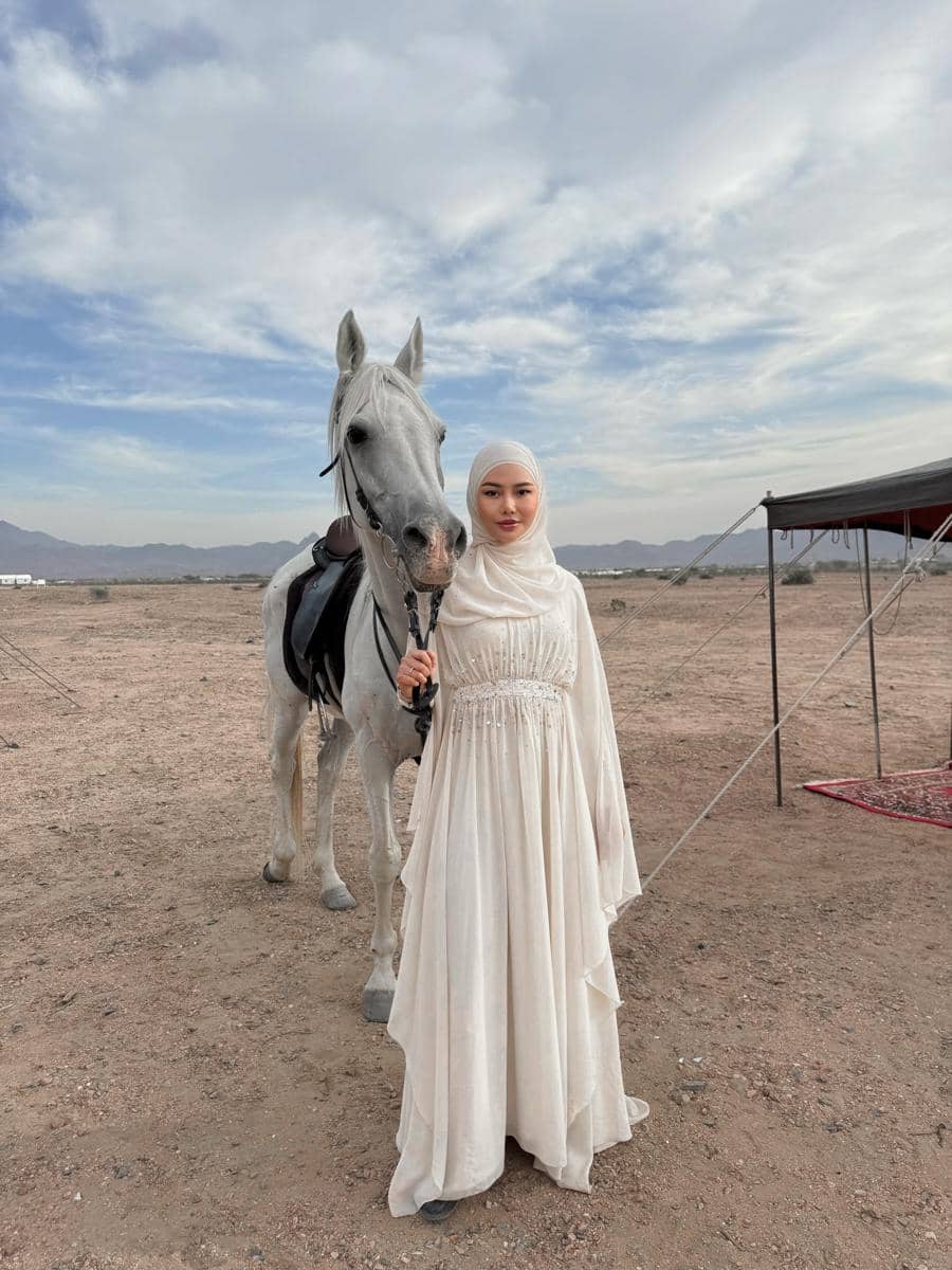Dara Arafah dan Suami Berkuda di Madinah (instagram.com/daraarafah)