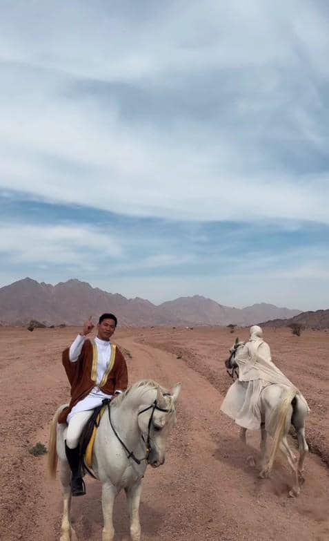 Dara Arafah dan Suami Berkuda di Madinah (instagram.com/daraarafah)