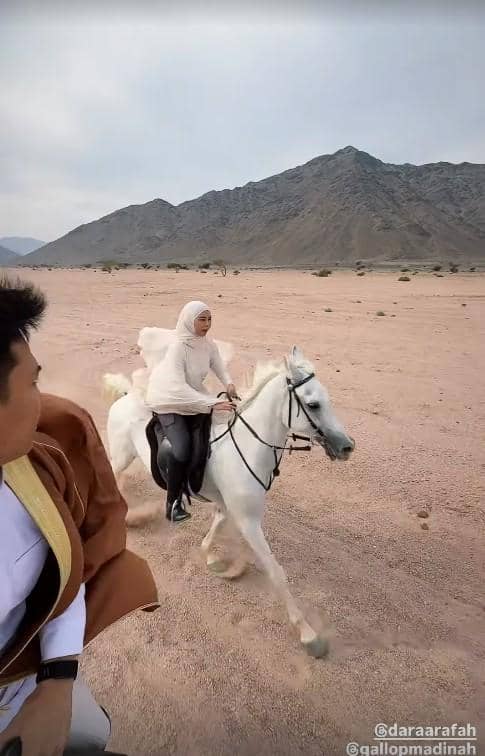 Dara Arafah dan Suami Berkuda di Madinah (instagram.com/daraarafah)