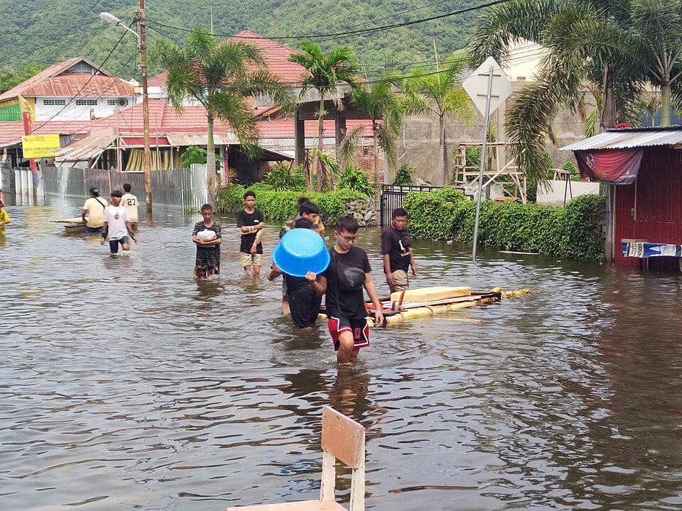 masyarakat terpaksa beraktivitas saat banjir