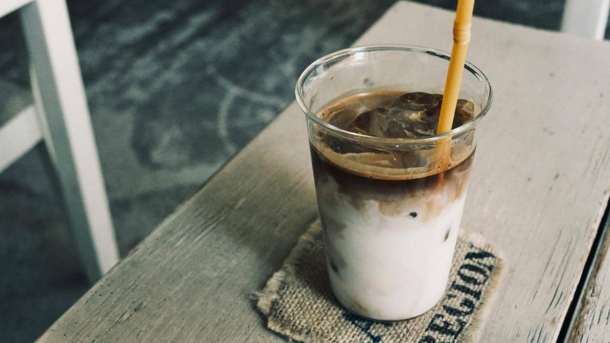 ilustrasi iced chocolate macchiato 