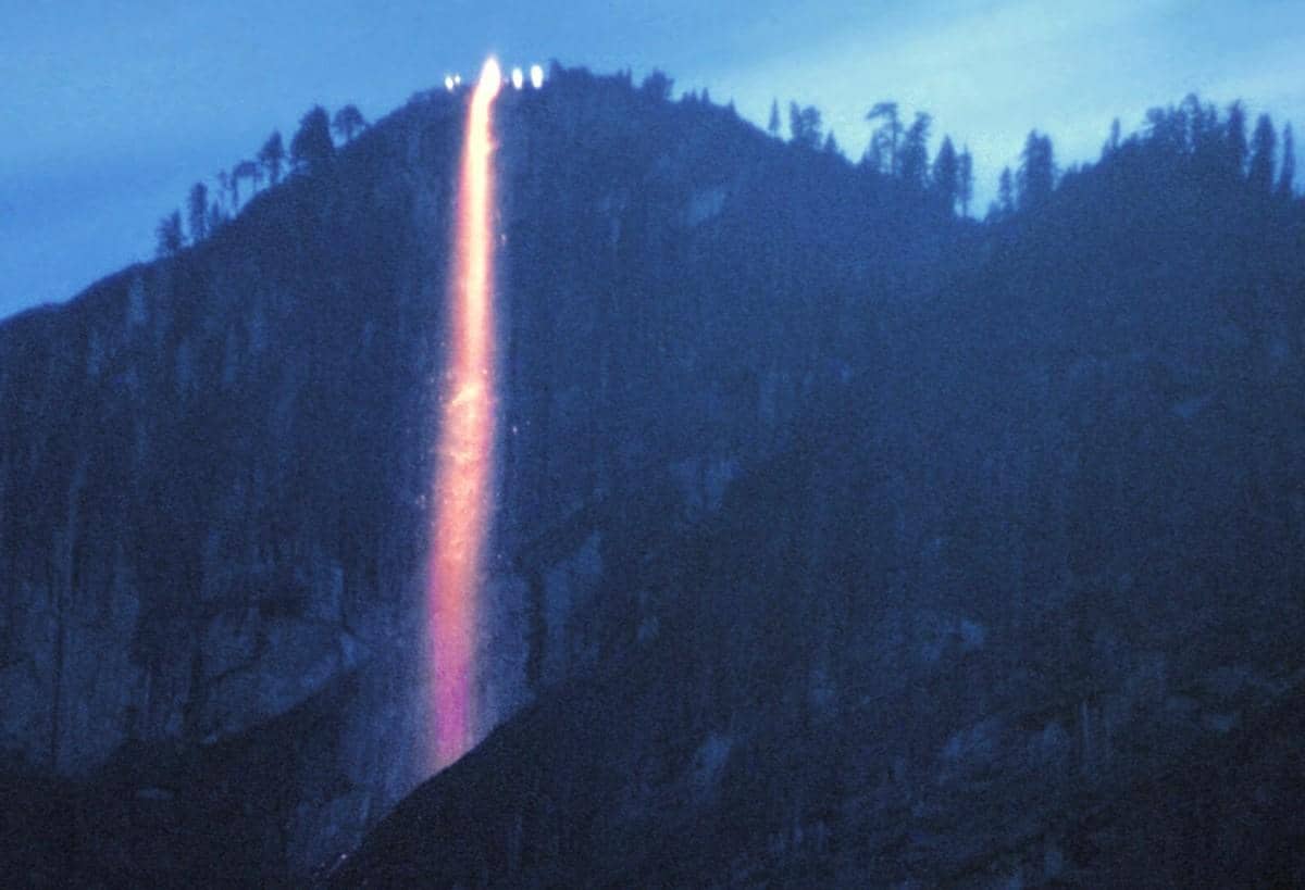 Ilustrasi firefall yosemite di California