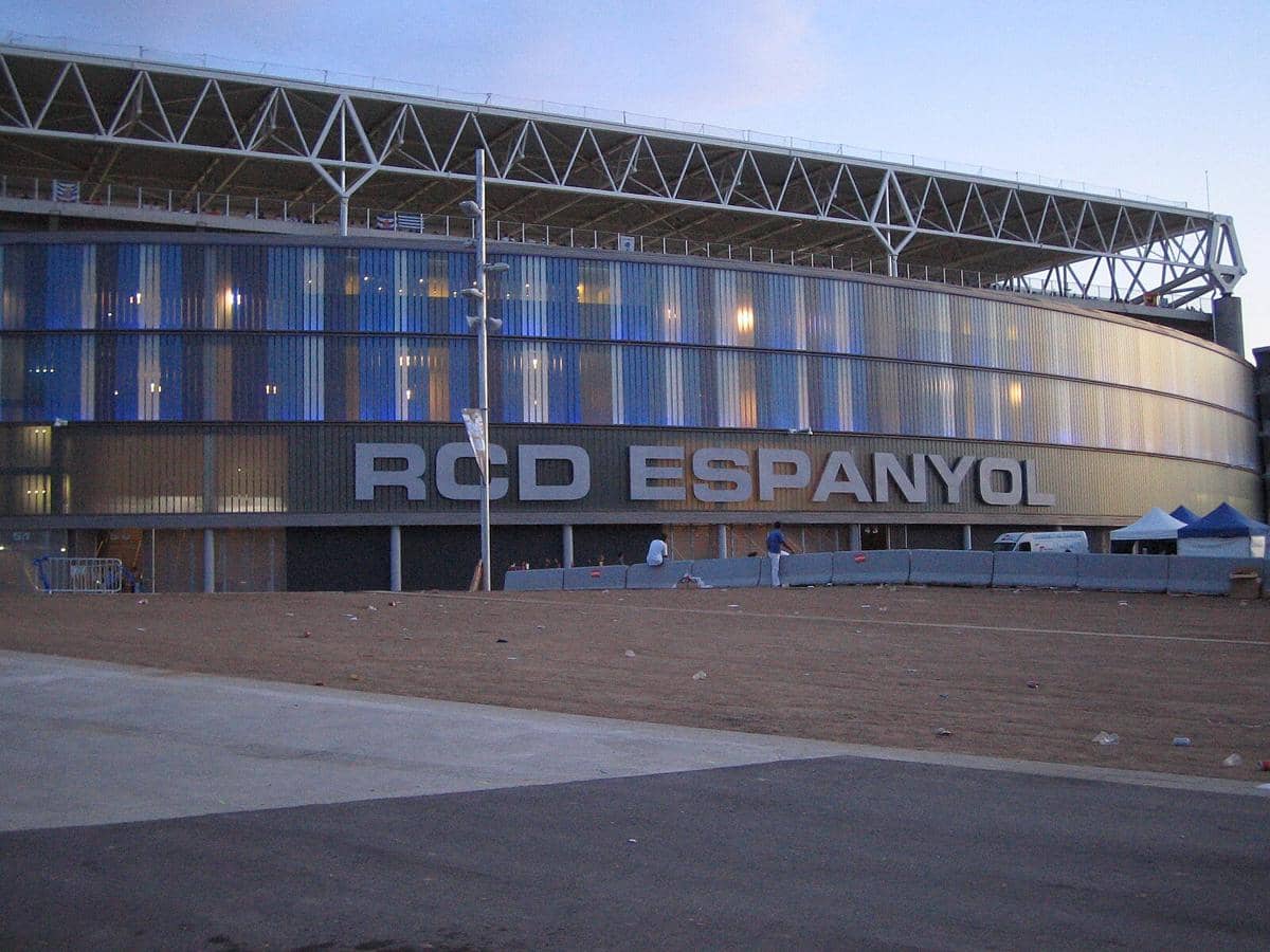 ilustrasi logo RCD Espanyol di luar stadion