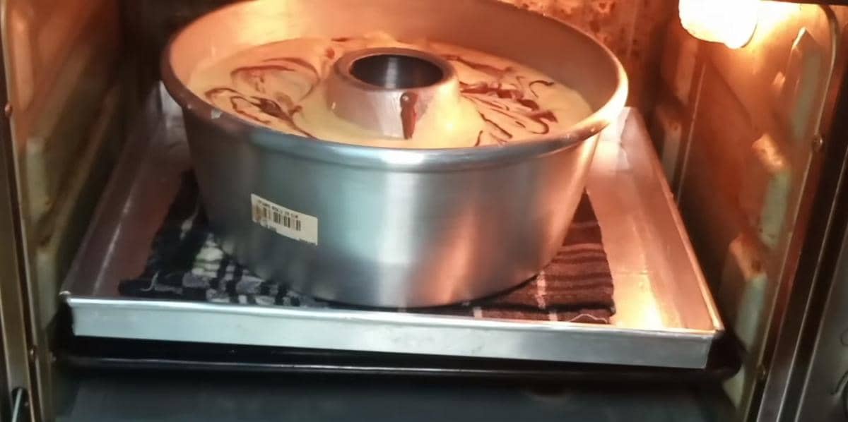 ilustrasi memanggang marble cake