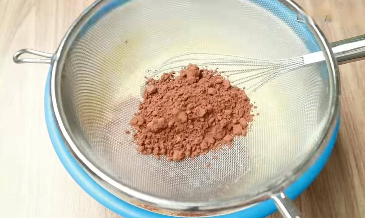 ilustrasi membuat adonan kue kacang