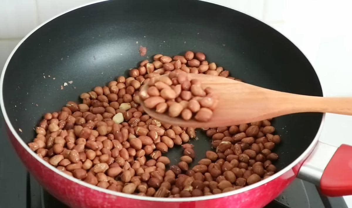 ilustrasi menyangrai kacang tanah