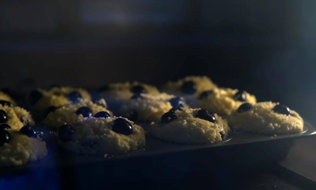 ilustrasi memanggang blueberry crumble muffin