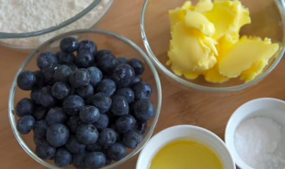 ilustrasi bahan blueberry crumble muffin