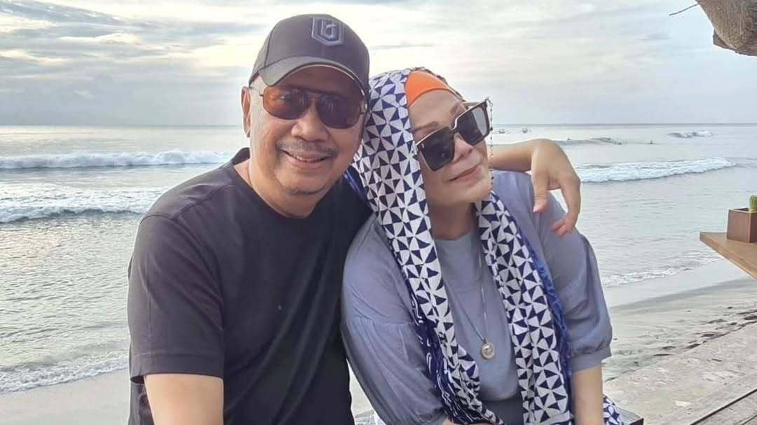 Momen Ebiet G. Ade bersama sang istri