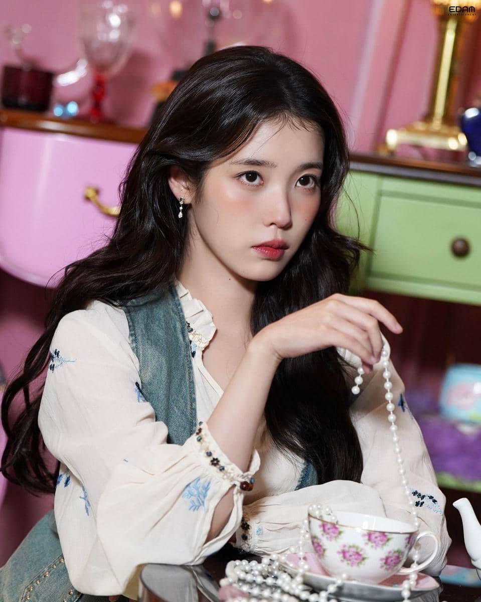 IU (x.com/_IUofficial)