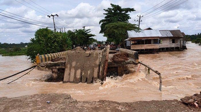 jembatan yang putus akibat banjir