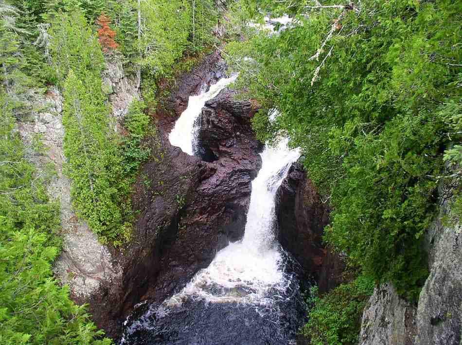 Ilustrasi devil's kettle falls di Minnesota