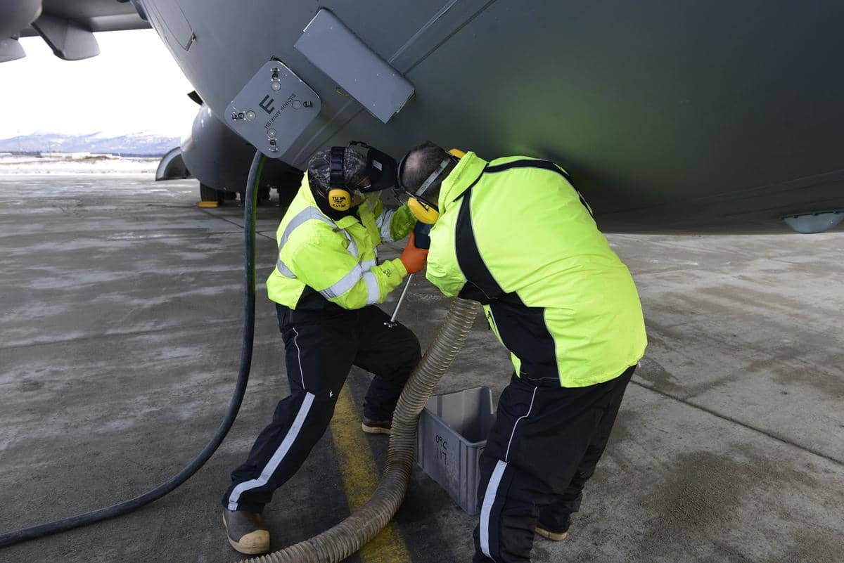ilustrasi pembuangan limbah toilet pesawat