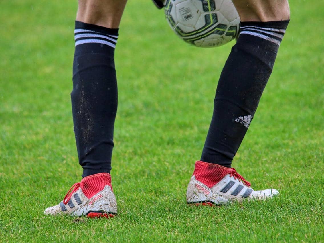 ilustrasi kiper menangkap bola