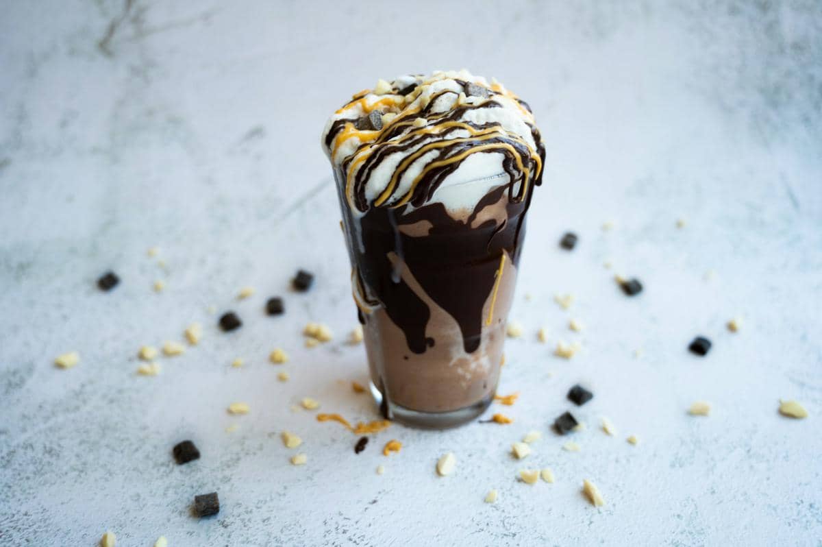 ilustrasi iced chocolate macchiato 