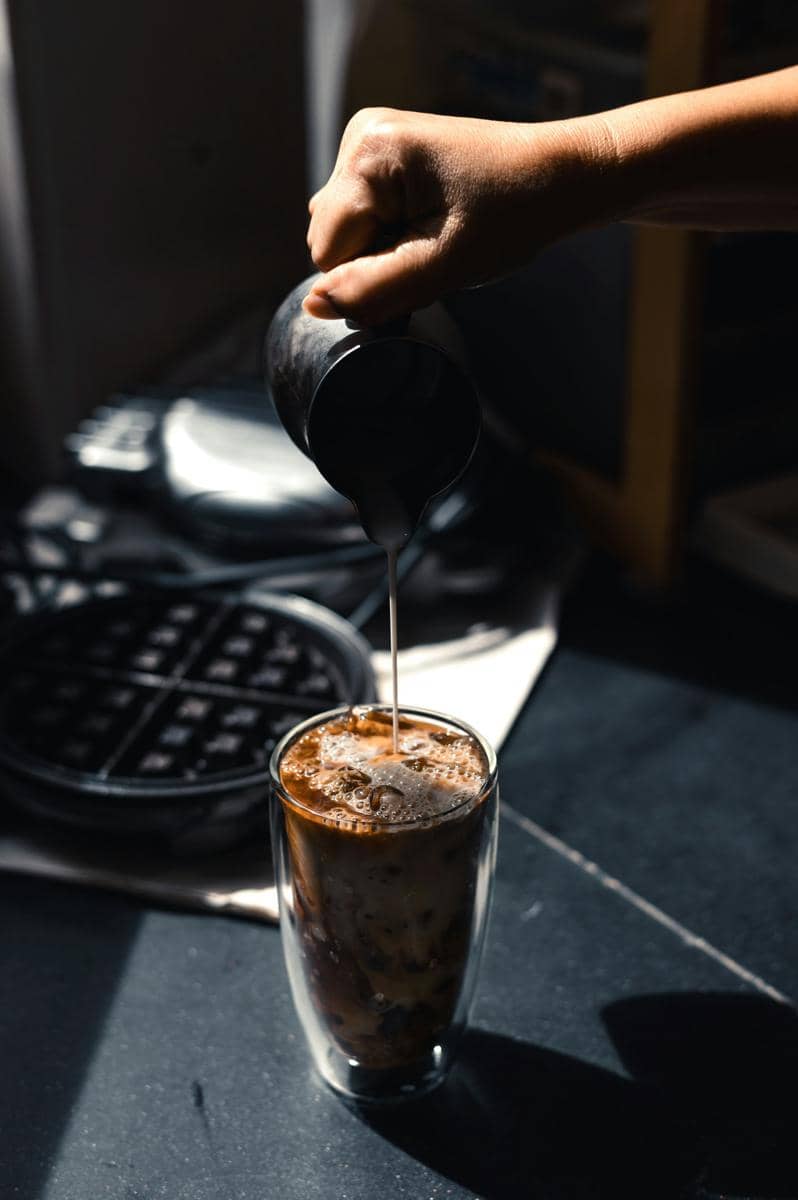 ilustrasi iced chocolate macchiato 