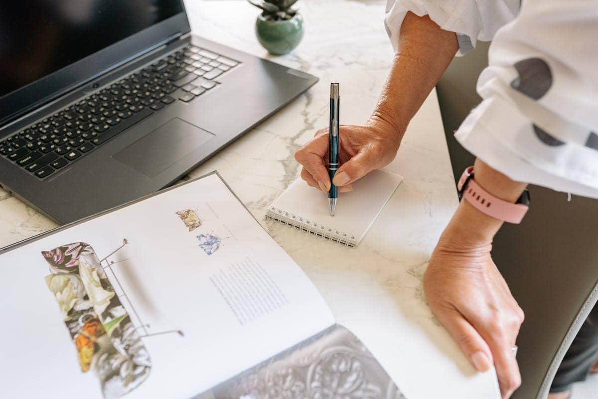 ilustrasi merchandise designer