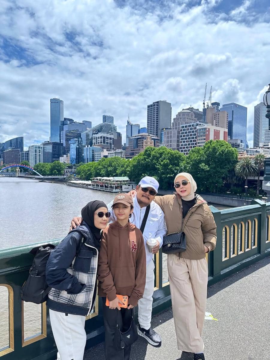 Marissya Icha dan keluarga saat liburan ke Melbourne.