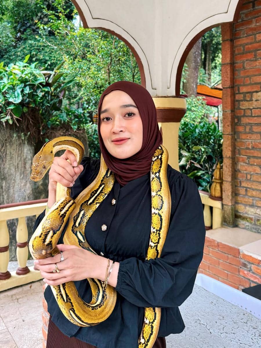 Ririe Fairus dan buah hati berlibur ke Taman Safari Bogor.