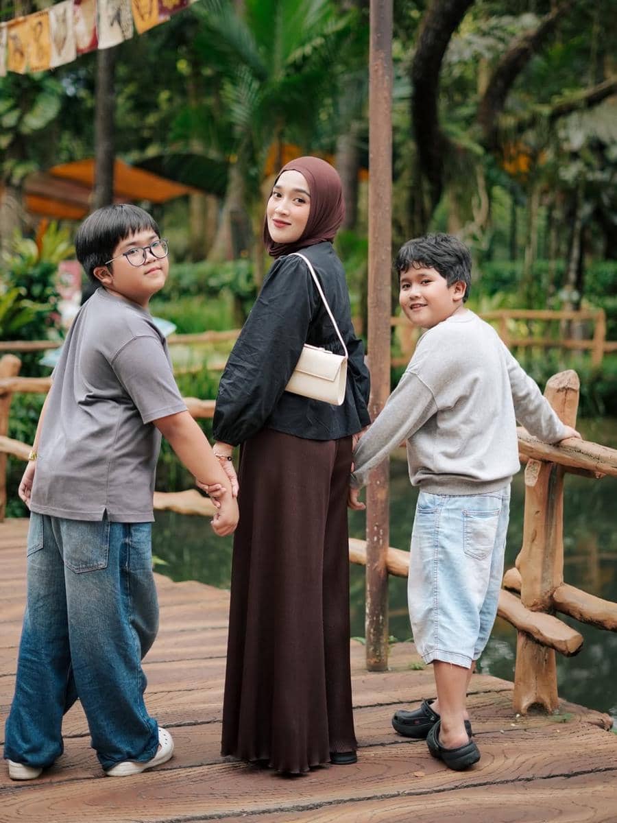 Ririe Fairus dan buah hati berlibur ke Taman Safari Bogor.