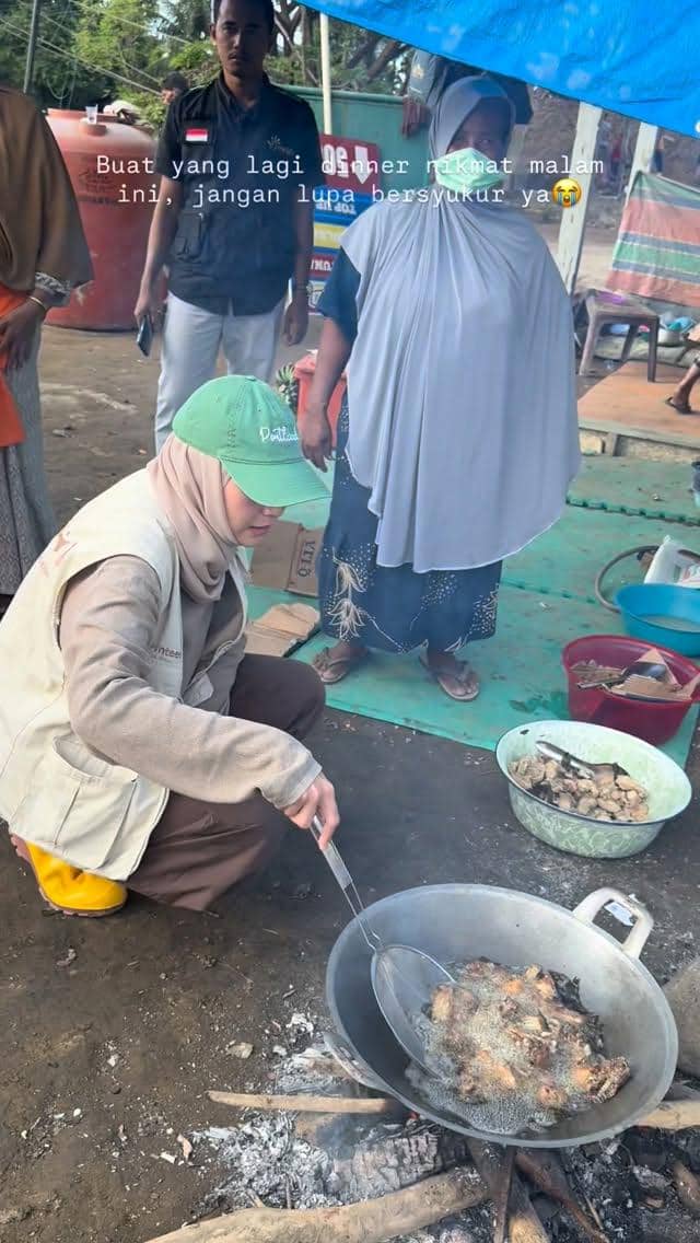 Zaskia Adya Mecca beri bantuan untuk korban banjir di Aceh.