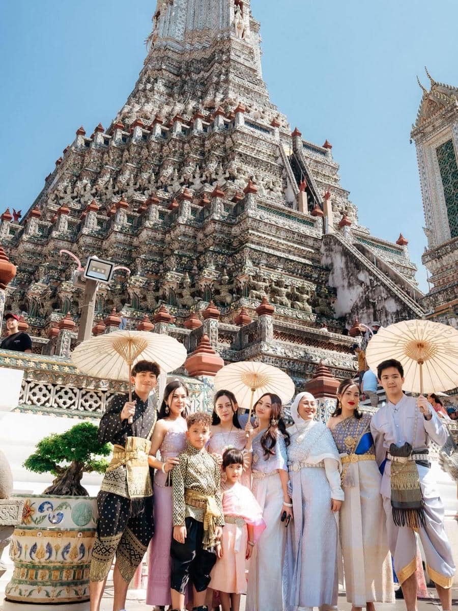 Rachel Vennya dan keluarga mengunjungi Wat Arun di Thailand.