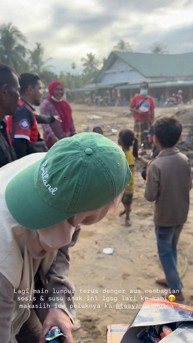 Zaskia Adya Mecca beri bantuan untuk korban banjir di Aceh.