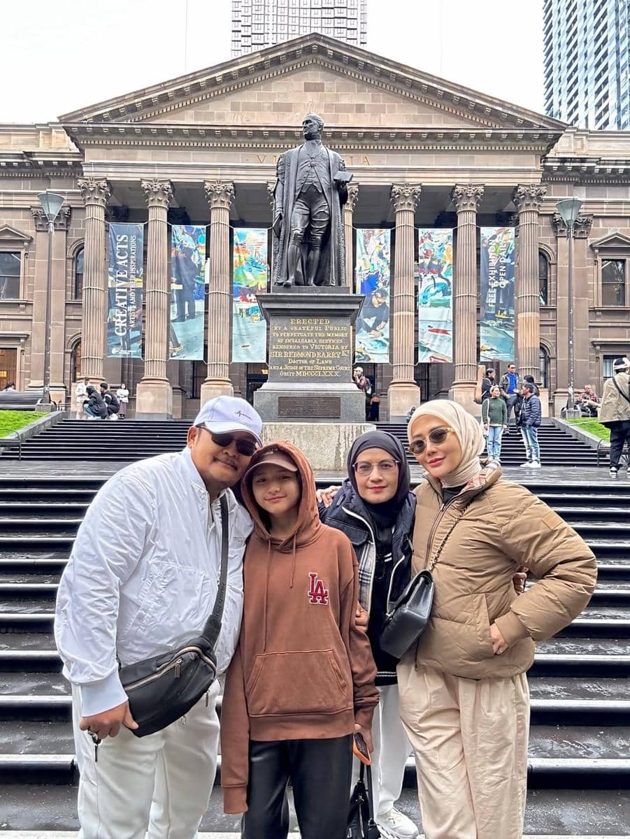 Marissya Icha dan keluarga saat liburan ke Melbourne.