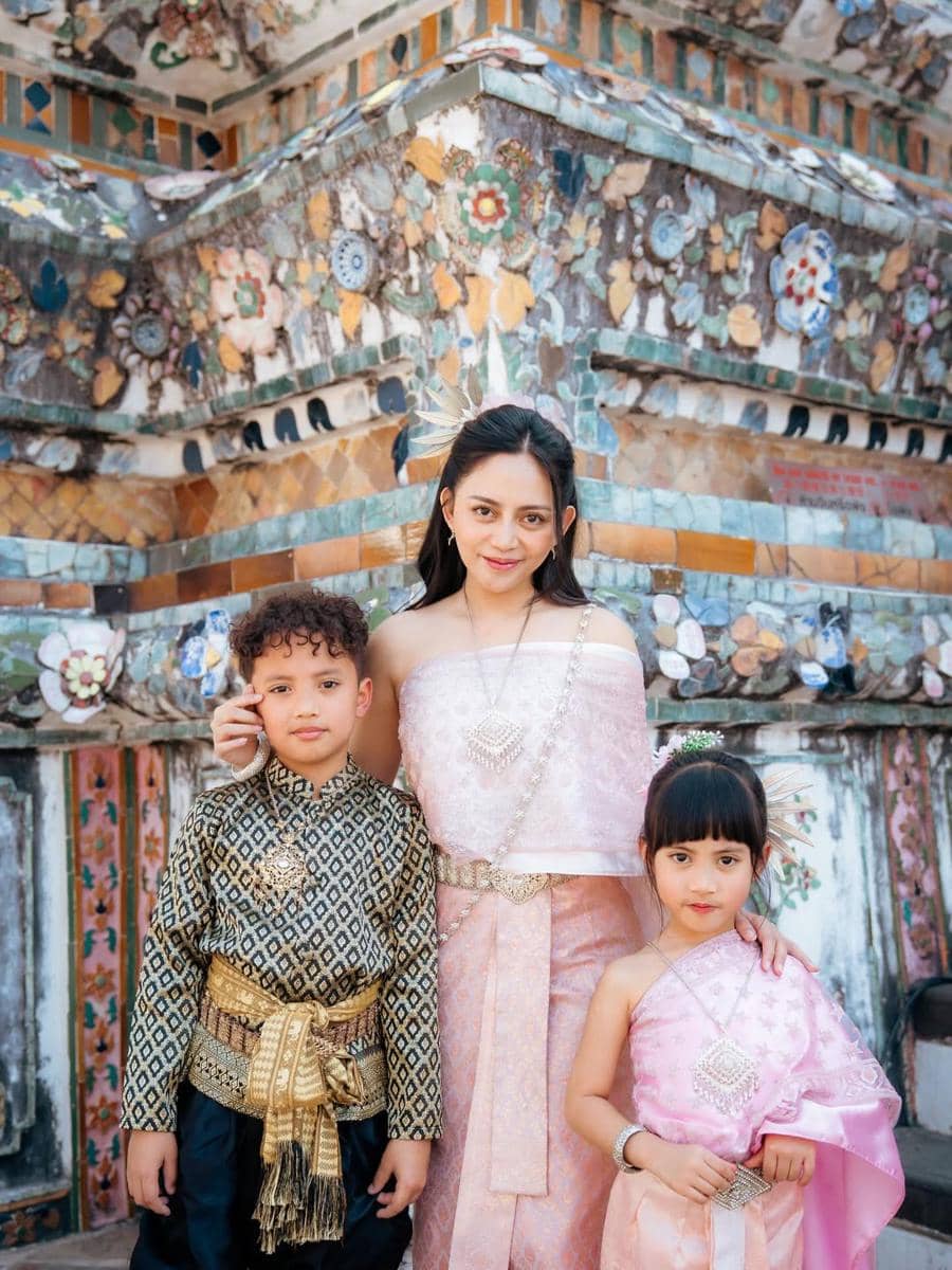 Rachel Vennya dan keluarga mengunjungi Wat Arun di Thailand.