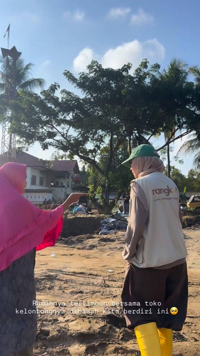 Zaskia Adya Mecca beri bantuan untuk korban banjir di Aceh.