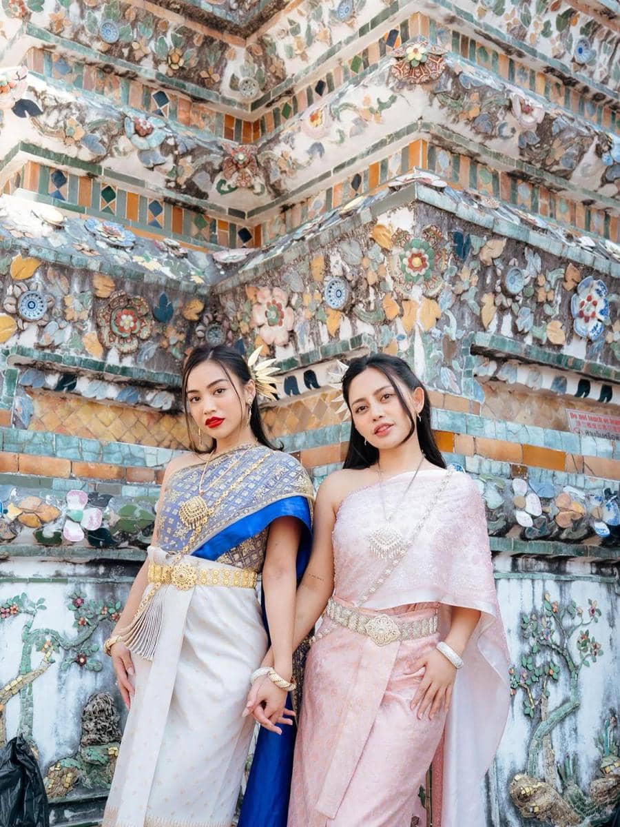 Rachel Vennya dan keluarga mengunjungi Wat Arun di Thailand.
