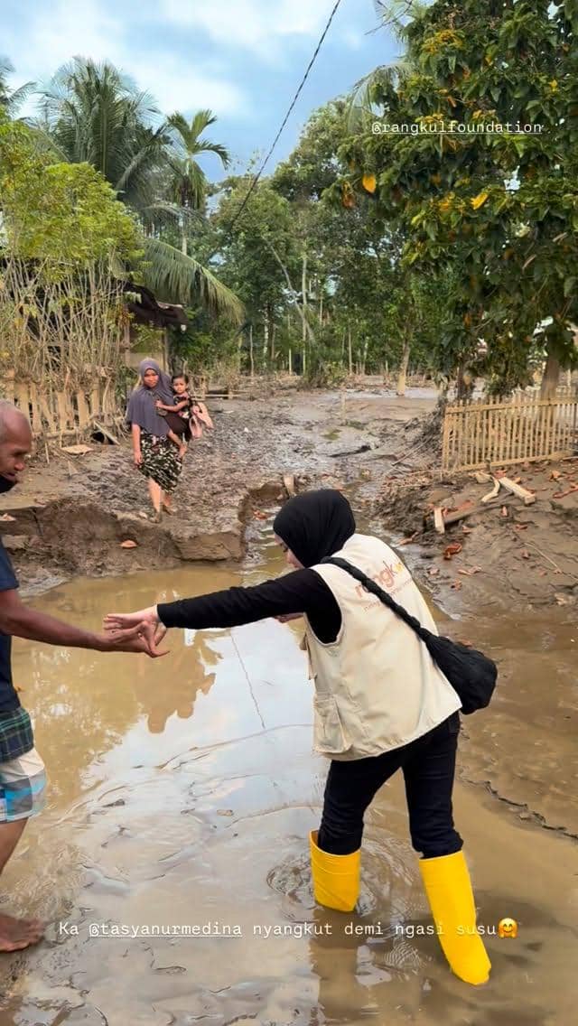 Zaskia Adya Mecca beri bantuan untuk korban banjir di Aceh.