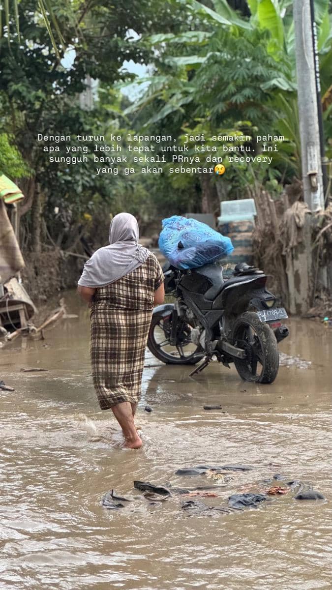 Zaskia Adya Mecca beri bantuan untuk korban banjir di Aceh.