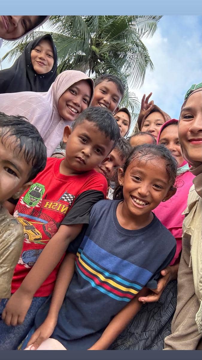 Zaskia Adya Mecca beri bantuan untuk korban banjir di Aceh.