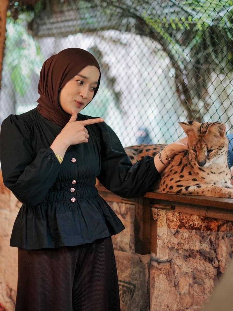 Ririe Fairus dan buah hati berlibur ke Taman Safari Bogor.