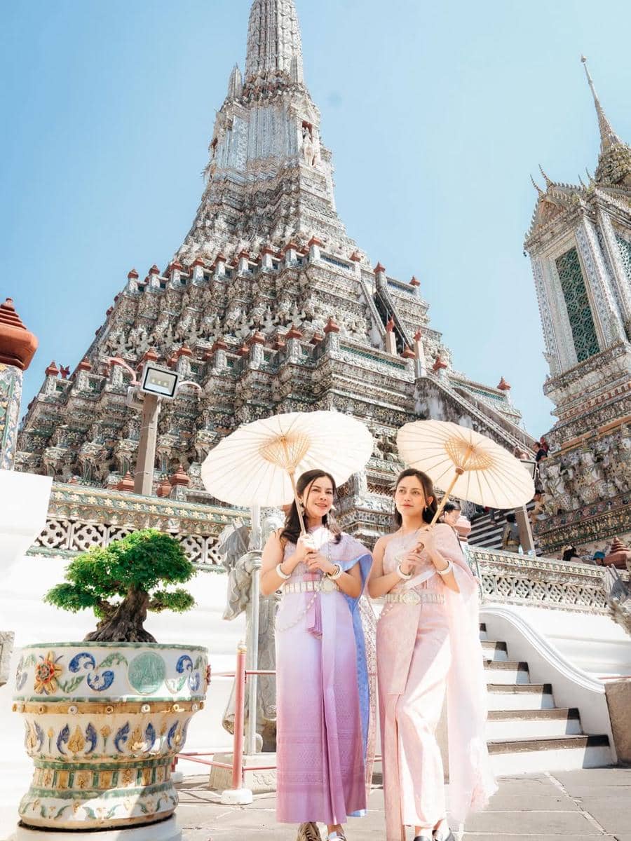 Rachel Vennya dan keluarga mengunjungi Wat Arun di Thailand.