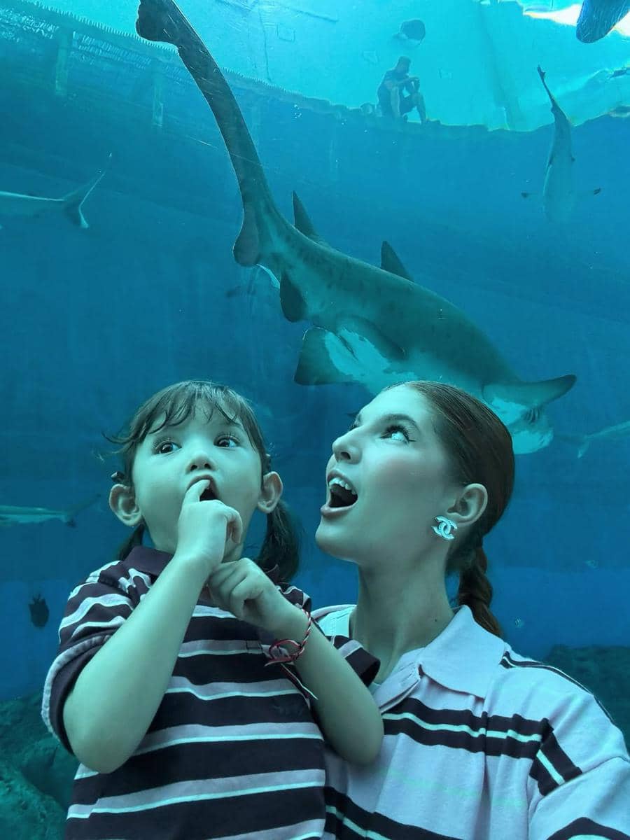 Mikaila Patritz ajak Evola ke Singapore Oceanarium.