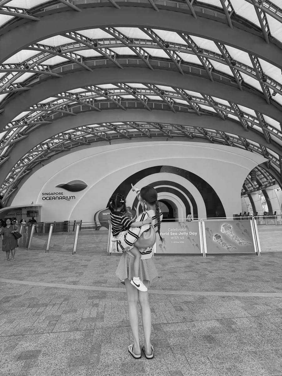 Mikaila Patritz ajak Evola ke Singapore Oceanarium.