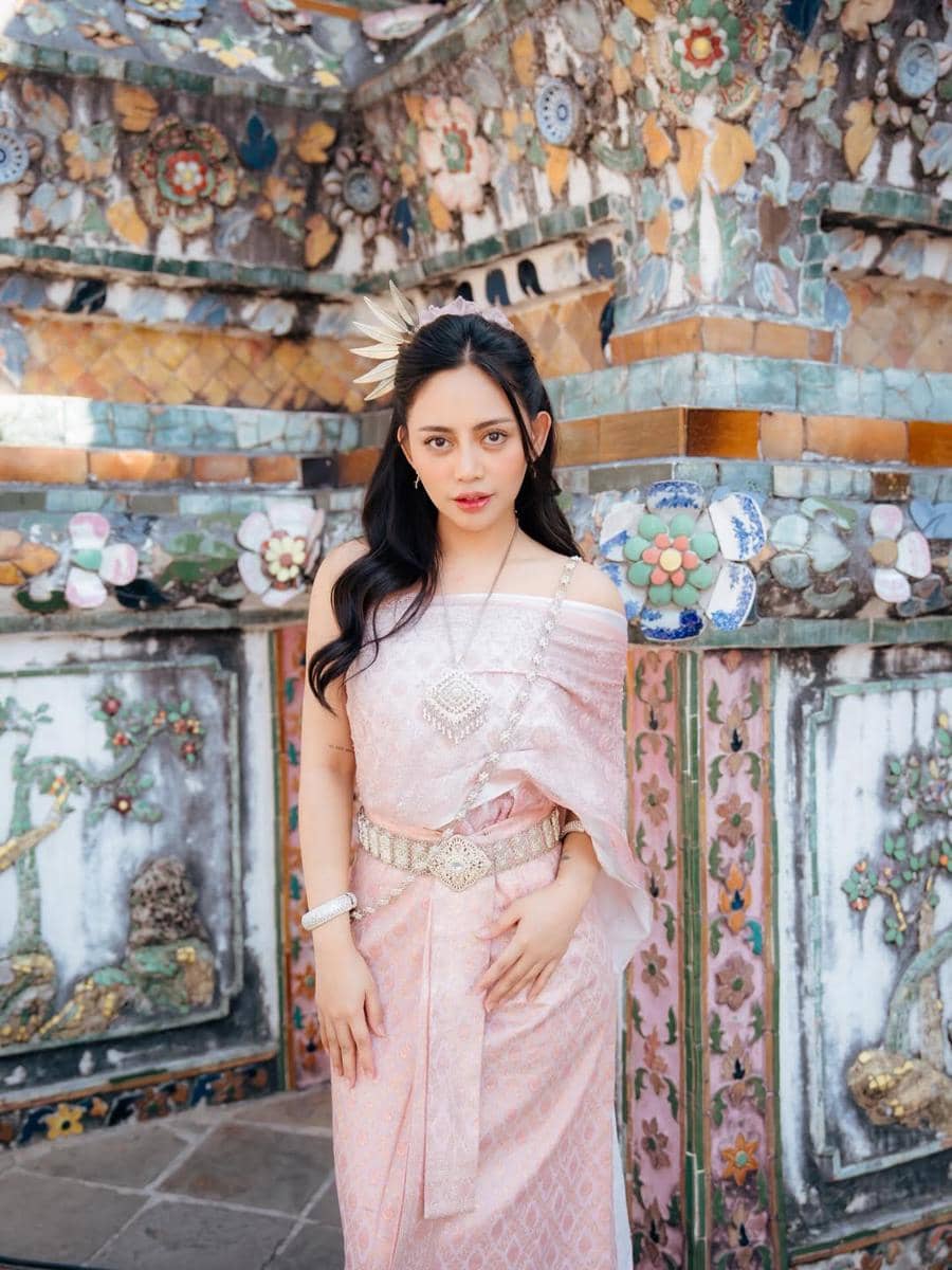 Rachel Vennya dan keluarga mengunjungi Wat Arun di Thailand.