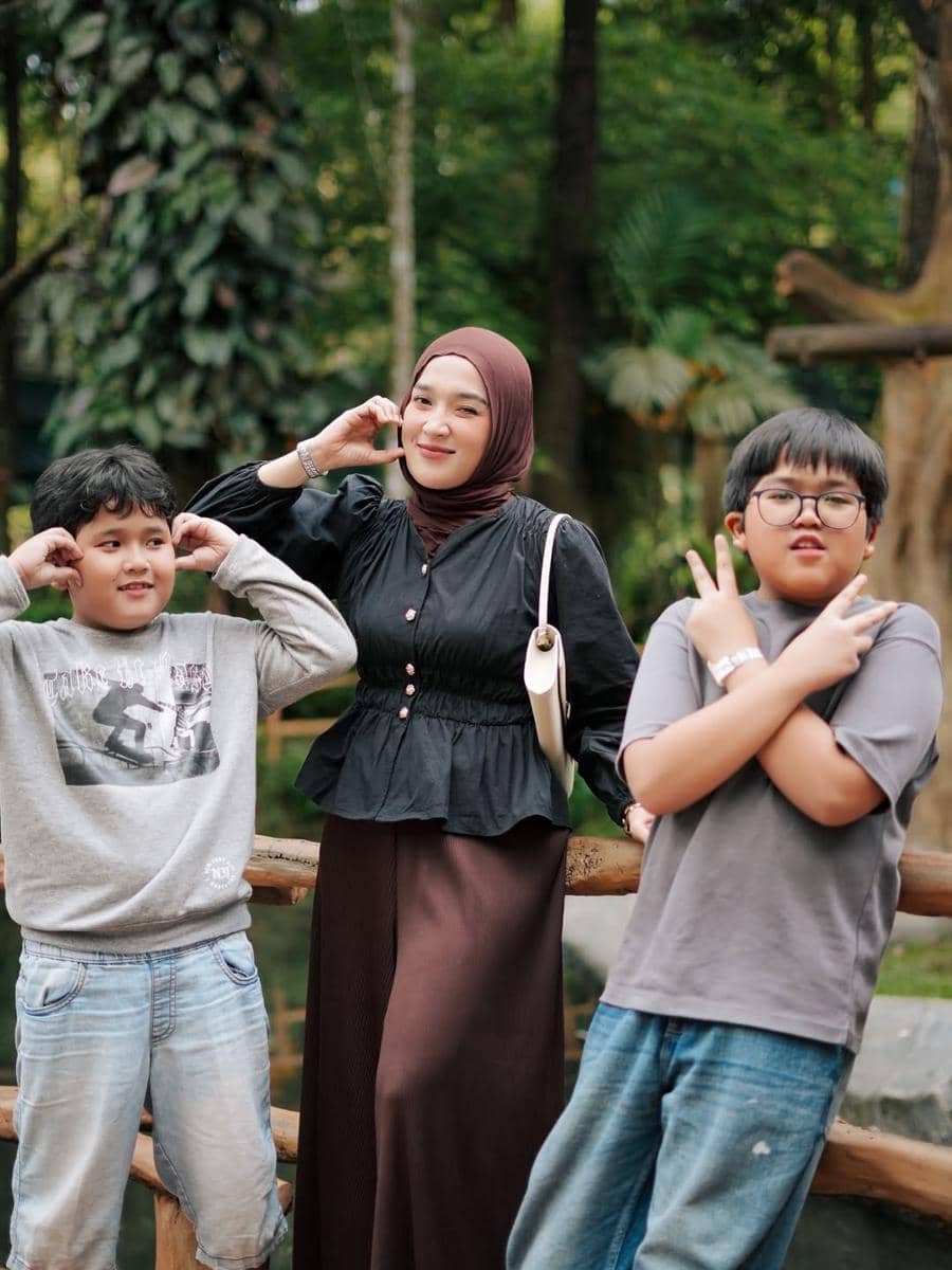 Ririe Fairus dan buah hati berlibur ke Taman Safari Bogor.