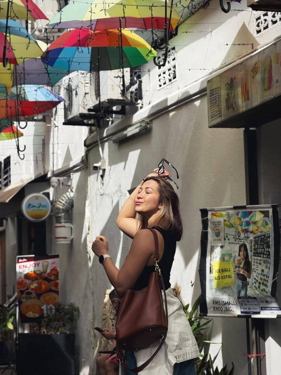 Andrea Dian jalan-jalan di Malaysia.