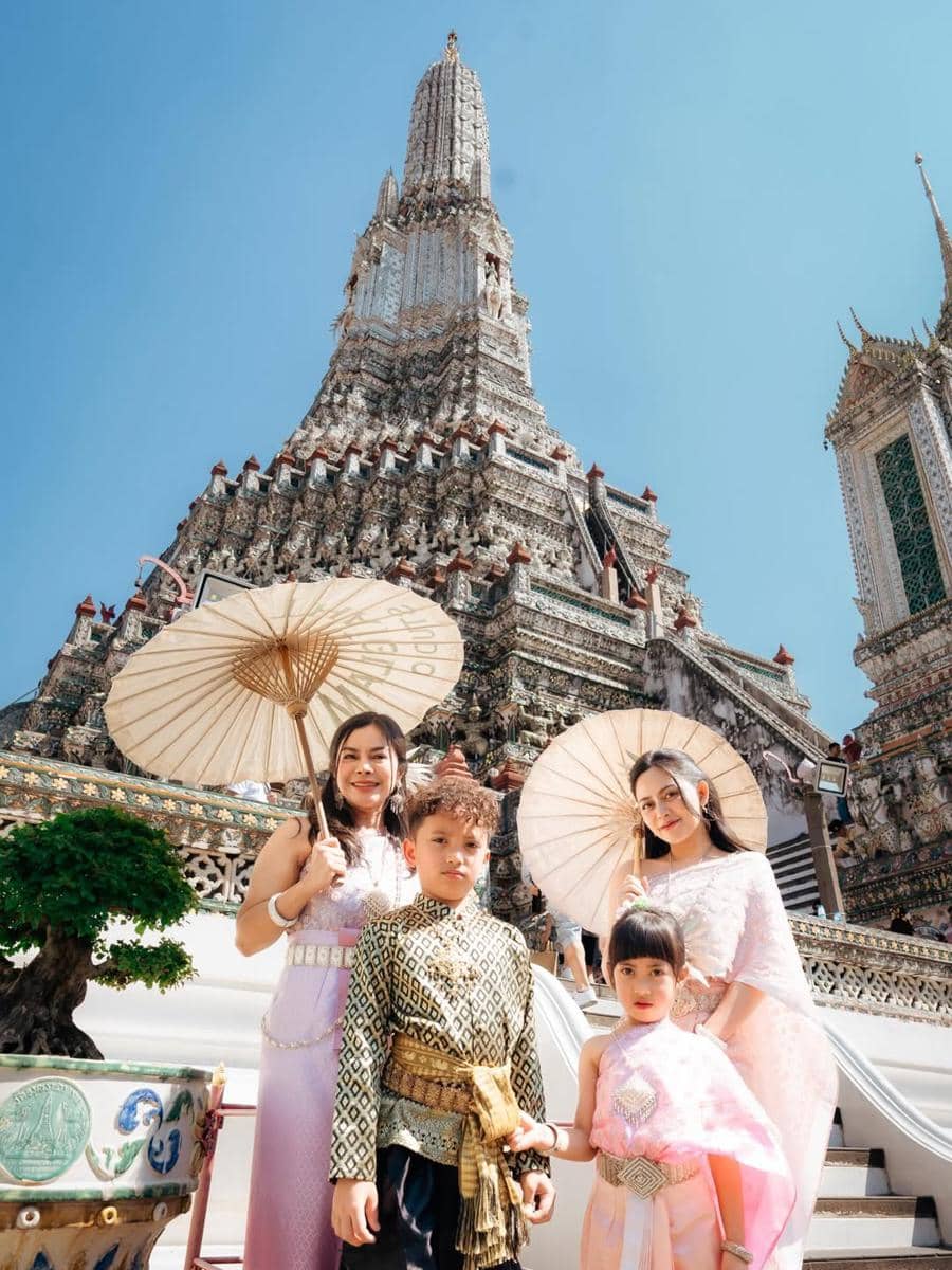 Rachel Vennya dan keluarga mengunjungi Wat Arun di Thailand.