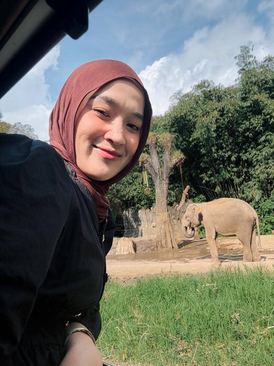 Ririe Fairus dan buah hati berlibur ke Taman Safari Bogor.