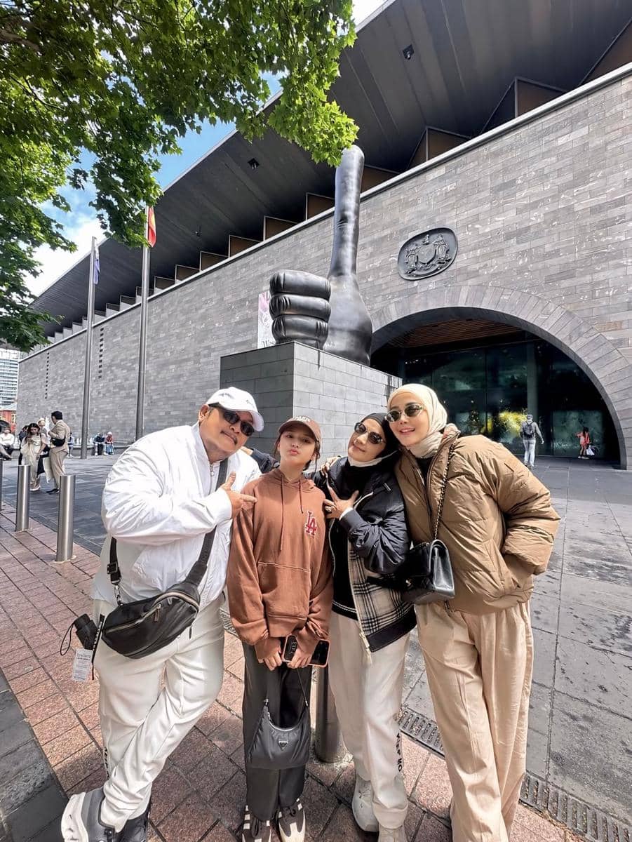 Marissya Icha dan keluarga saat liburan ke Melbourne.