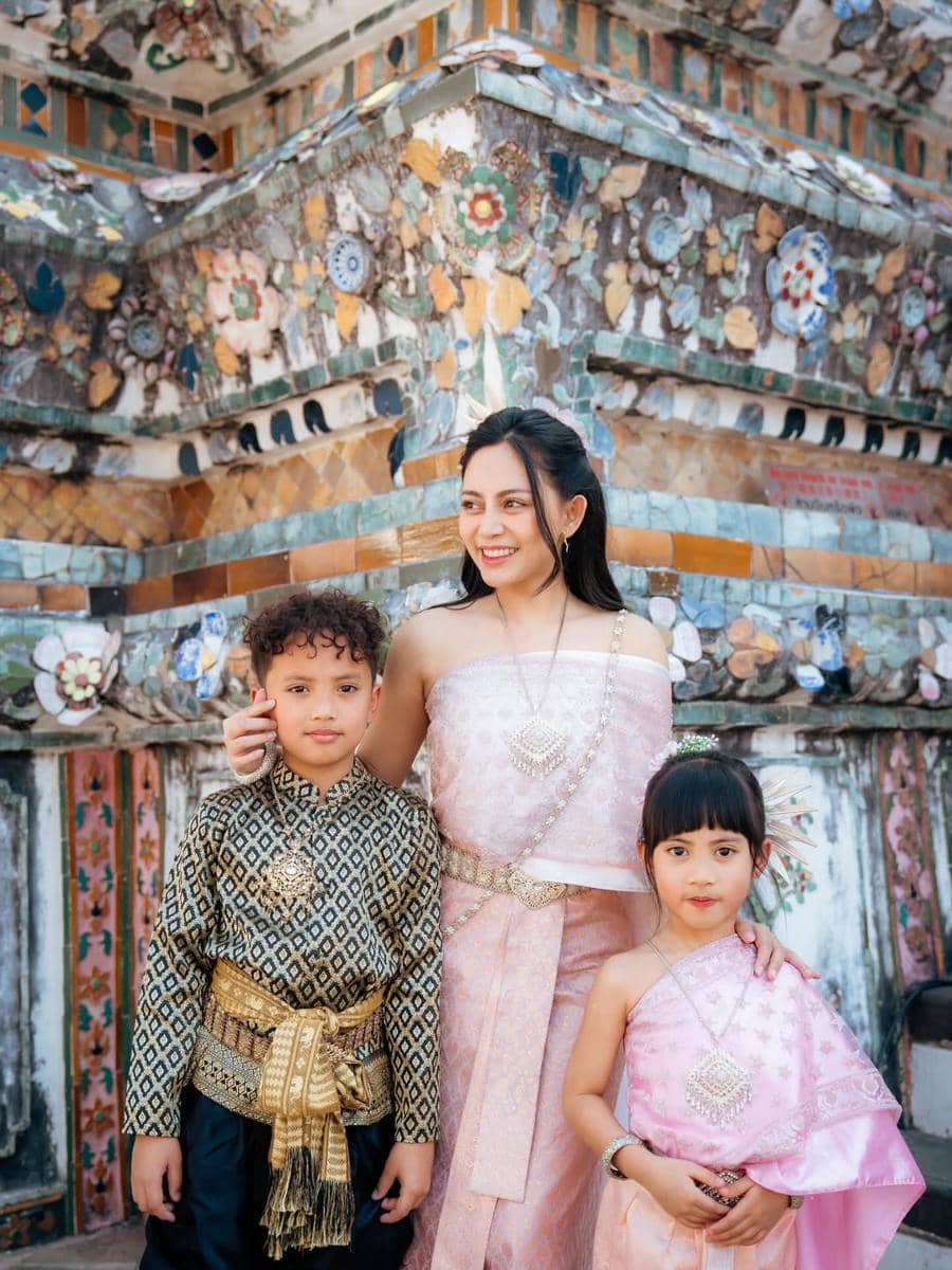 Rachel Vennya dan keluarga mengunjungi Wat Arun di Thailand.