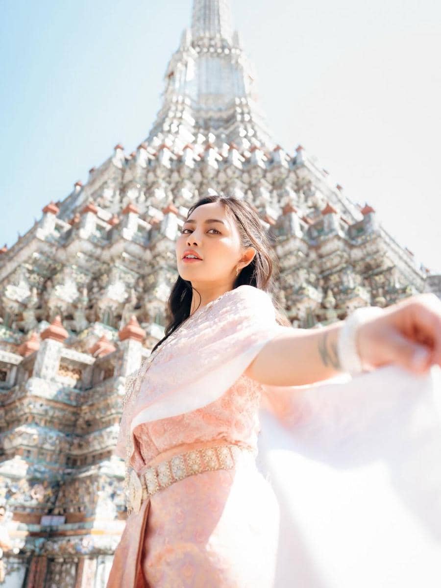 Rachel Vennya dan keluarga mengunjungi Wat Arun di Thailand.