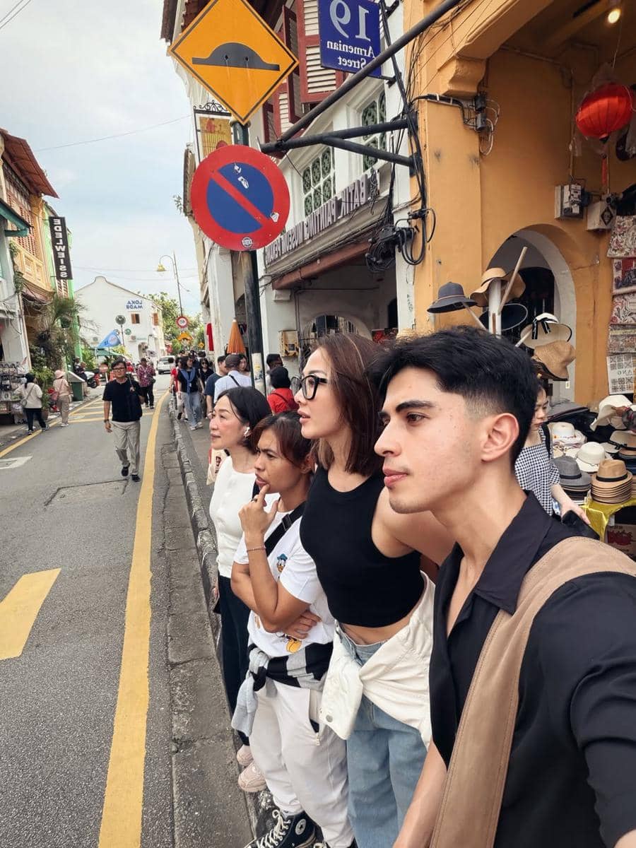 Andrea Dian jalan-jalan di Malaysia.